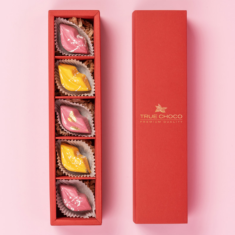 Космос - неведомый и чарующий! Он полон загадок и неразгаданных тайн… Хотели бы вы попробовать его на вкус? По мнению True Choco космос имеет яркий вкус сахарной клюквы и терпкий, богатый вкус ликера Jagermeister в сочетании с темным бельгийским шоколадом Callebaut. Изготовлены конфеты в виде планет солнечной системы. А как иначе?

Состав набора:
Конфеты «Галактика» с клюквенным муссом и ликером Jagermeister
Кол-во конфет в упаковке: 5