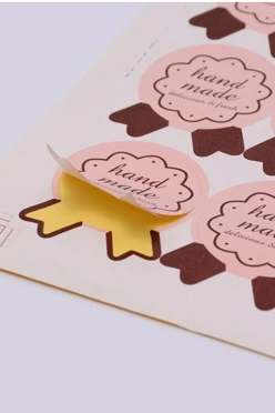 Фигурная наклейка