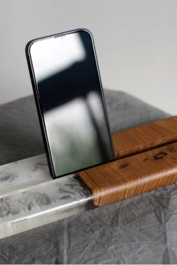 Подставка для телефона из дерева со смолой#1