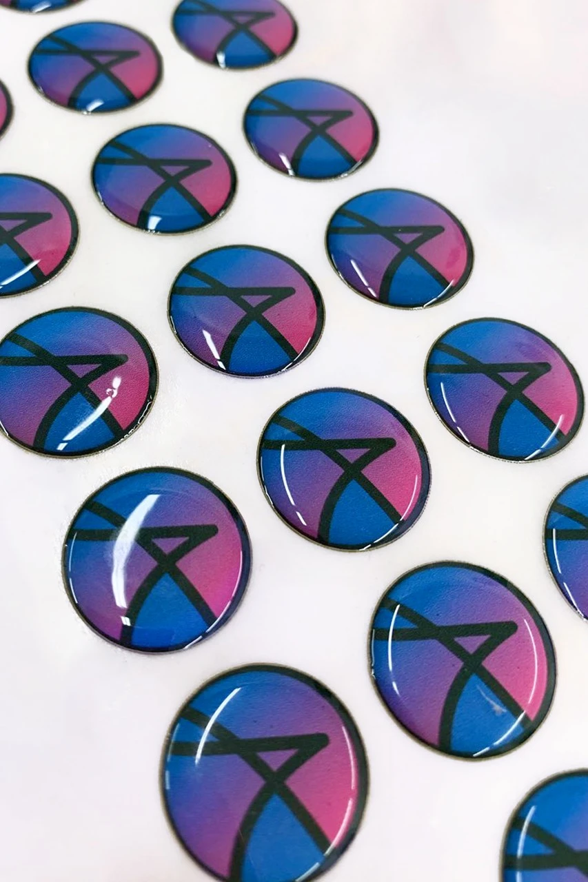 Купить наклейку заливную 2х2 см, с нанесением Купить наклейку заливную 2х2 см, с нанесением