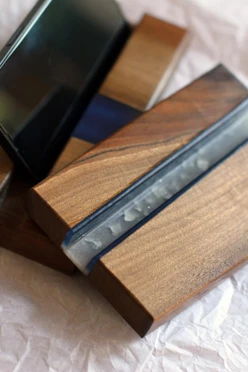 Подставка для телефона из дерева со смолой#3