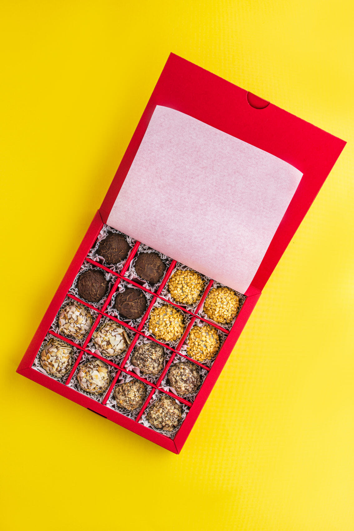 Необычный дизайн коробки-трансформера удивляет своей оригинальностью, кубическая коробка с тремя наборами конфет внутри. Первый набор «Трюфели», классические любимые вкусы, насыщенные и нежные. Второй набор «Велюр», необычная техника нанесения шоколада делает конфеты визуально бархатными, конфеты с начинкой из шоколадного мусса и отборных орехов. Третий набор «Микс», в нём представлены корпусные расписные конфеты и открытые конфеты с разнообразными начинками, от карамели до пралине.
Кол-во конфет в упаковке: 27