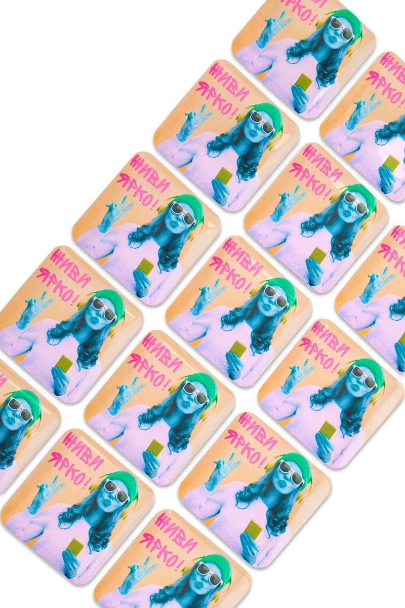 Купить наклейку заливную 2х2 см квадрат, с нанесением "Живи ярко"