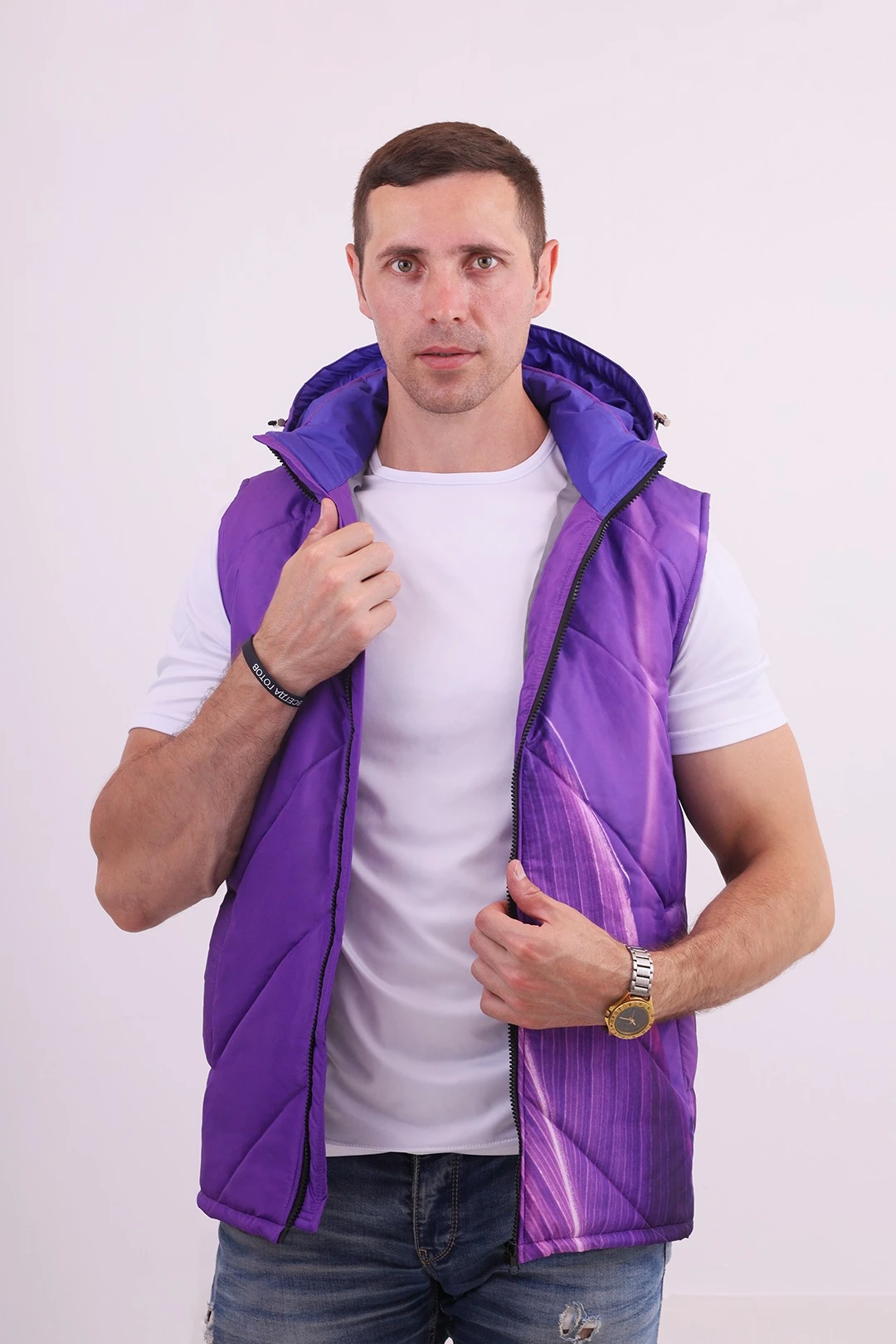 Купить жилет Стивен на синтепоне с капюшоном унисекс, с полной запечаткой "Purple line"