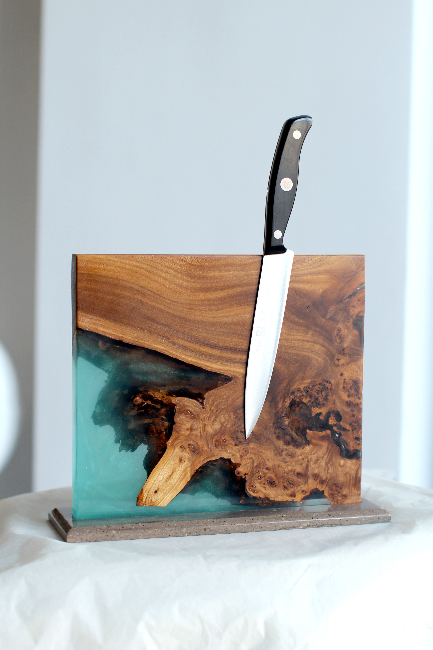 Данный стол изготовлен специально для командира корабля с повторением местности Териберки
Маяяк и кораболь - 3D печать
Море - эпоксидная смола
Мыс - текстурная паста
Подстолье - металл с порошковой окраской