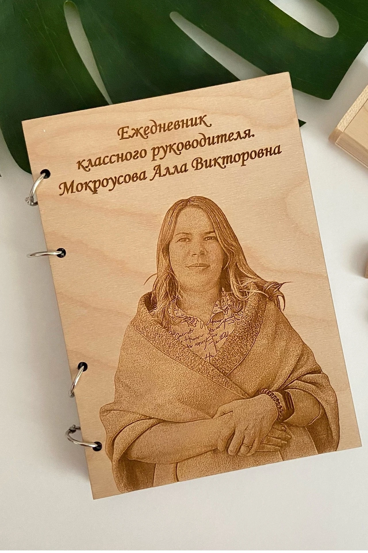 Можно добавить короб для блокнота. Стоимость деревянного короба - 600 рублей.