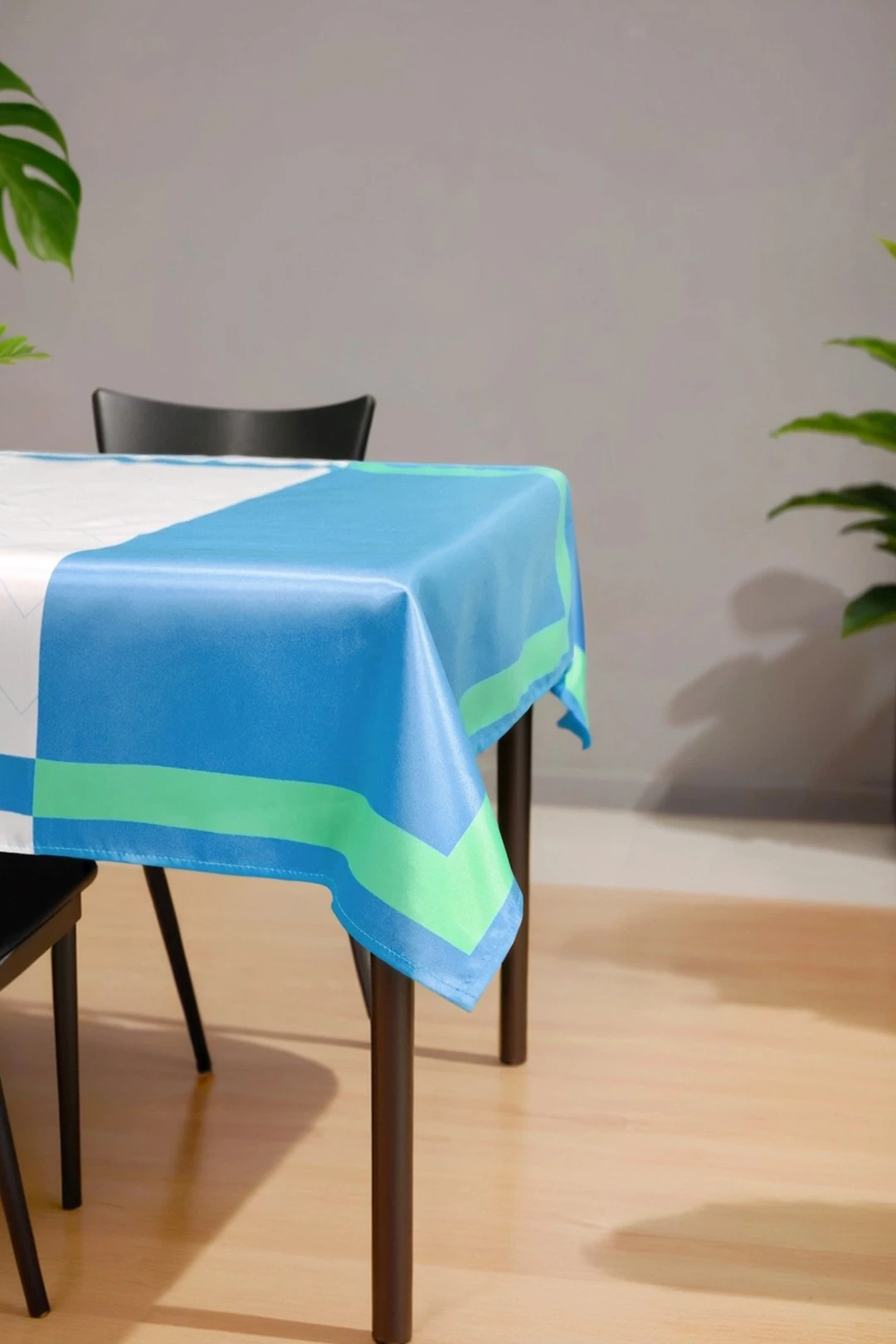 Скатерть квадратная 135х135 см, с полной запечаткой (полиэстер) "Green and blue"#2 Скатерть квадратная 135х135 см, с полной запечаткой (полиэстер) "Green and blue"#2