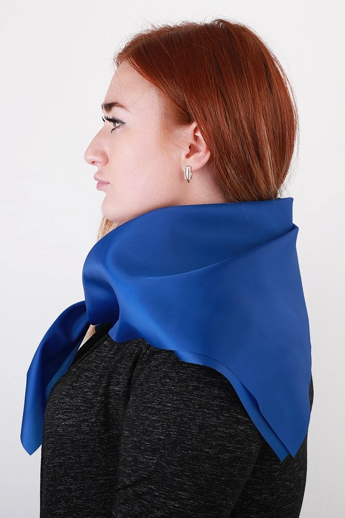 Платок Фантазия из шелка расцвечивания 80х80 см, однотонный синий#5