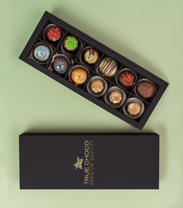 Можно ли дополнить классику? Мы ответим ДА! В этой коробке Вас ждёт любимое лакомство в трёх исполнениях! Традиционный «Чёрный трюфель», пряный «Трюфель с кайенским перцем» и согревающий «Трюфель с коньяком в белом шоколаде». Сравните все три!

Состав набора:
Трюфель классический
Трюфель с коньяком
Трюфель с кайенским перцем и сублимированной клубникой
Кол-во конфет в упаковке: 9