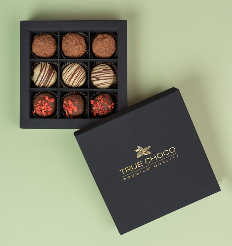 Большое ассорти конфет ручной работы, корпусные расписные конфеты, конфеты с покрытием «Велюр», трюфели и открытые конфеты. Разнообразие вкусов, от нежных фруктовых до брутальных шоколадных. В наборе представлены как конфеты в стиле «Космос», так и классические варианты оформления. Глаза разбегаются!
Кол-во конфет в упаковке: 25