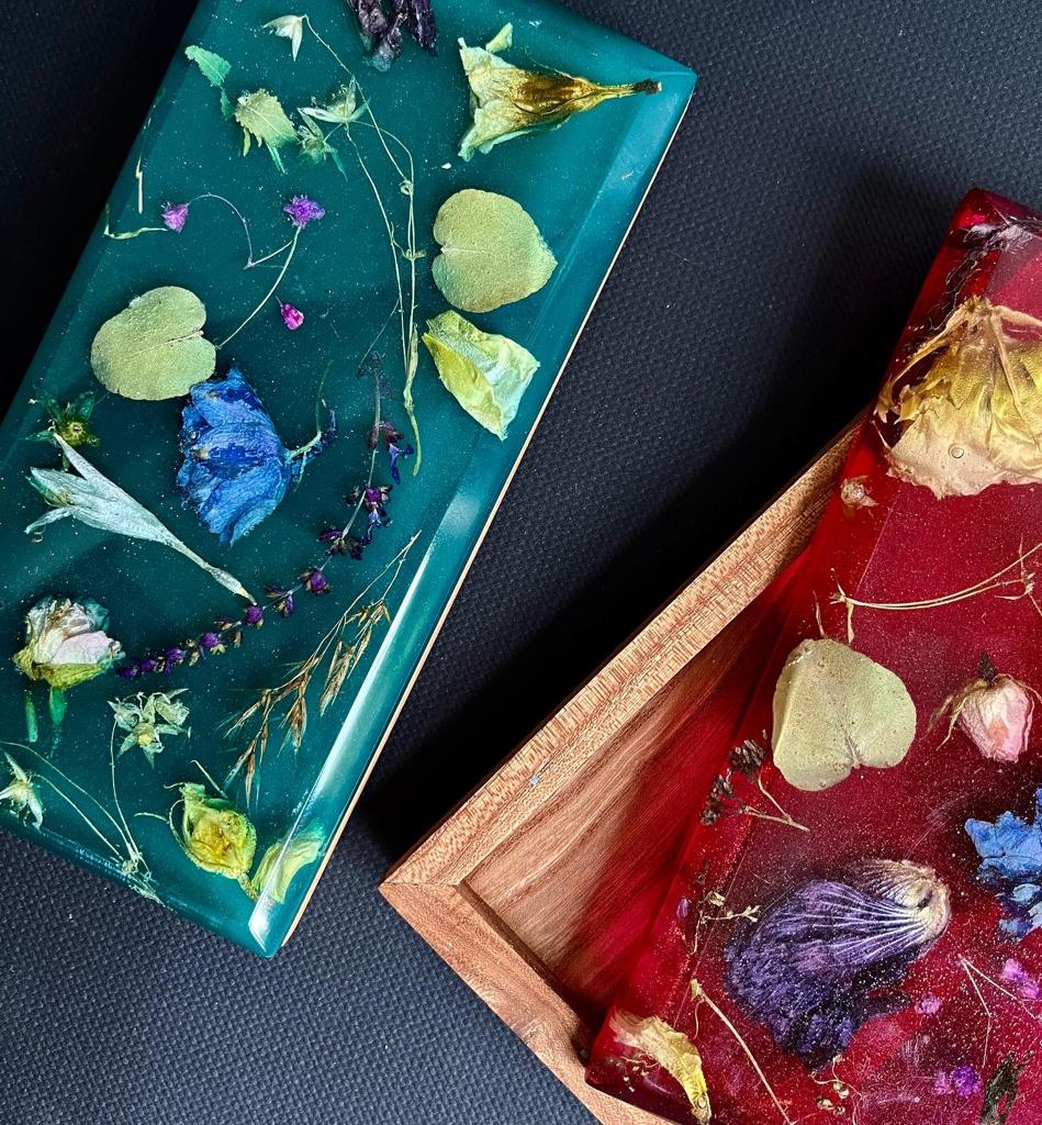 Календарь разделен на 4 листа по временам года
Каждый лист расположен внутри эпоксидной смолы, в которую дополнительно вложены сухоцветы
Основание из дуба с нанесением логотипа Календарь разделен на 4 листа по временам года
Каждый лист расположен внутри эпоксидной смолы, в которую дополнительно вложены сухоцветы
Основание из дуба с нанесением логотипа