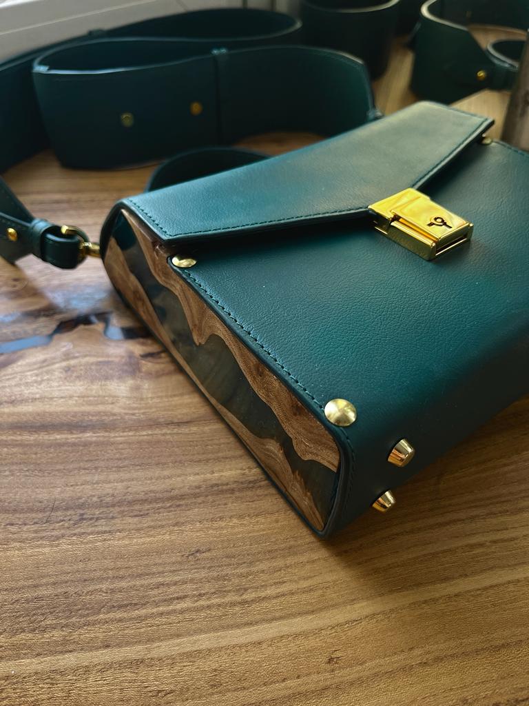 Сумка изготовлена из натуральной кожи
Фасадная часть сумки из капового карагача и эпоксидной смолы Сумка изготовлена из натуральной кожи
Фасадная часть сумки из капового карагача и эпоксидной смолы