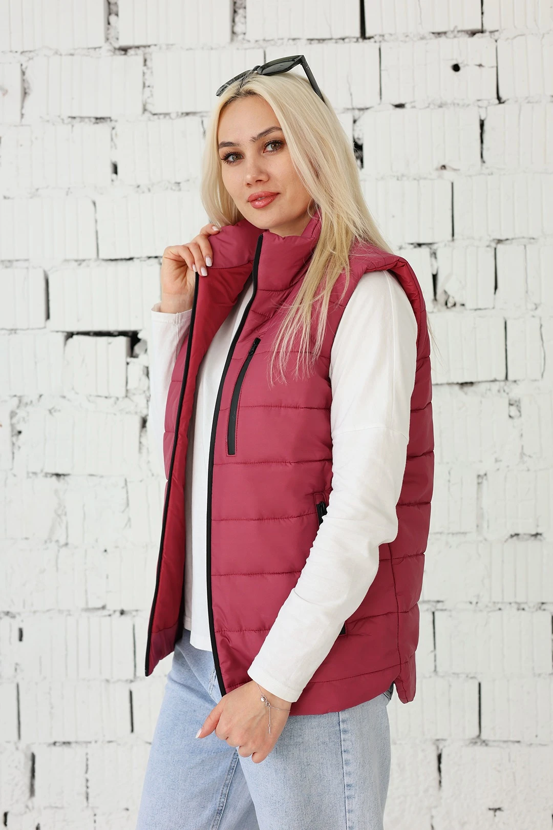 Купить жилет на синтепоне со стежкой унисекс, однотонный бордовый