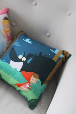 Купить подушку 35х35 см, с принтом "Red Riding Hood"