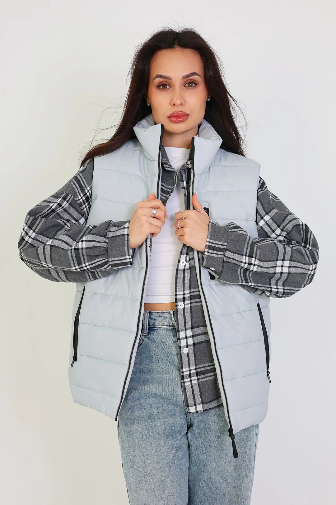 Купить жилет Эмбер на синтепоне со стежкой унисекс, однотонный серый Купить жилет Эмбер на синтепоне со стежкой унисекс, однотонный серый