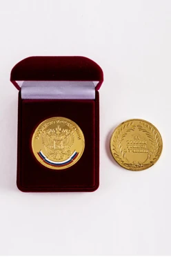 Купить футляр флокированный 60х75х30 мм с ложементом под медаль 40 мм