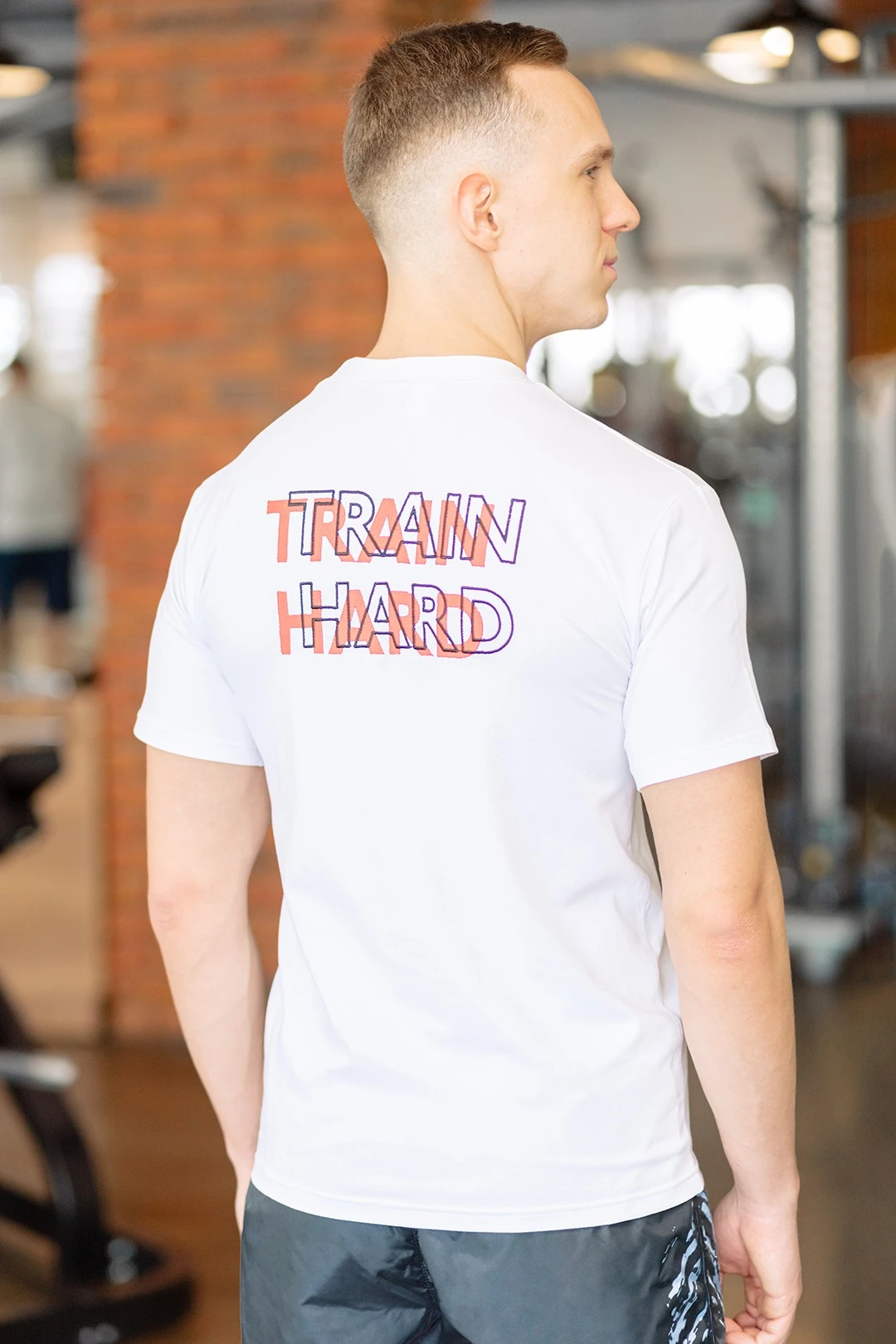 Футболка Степ унисекс однотонная "Train Hard"#1