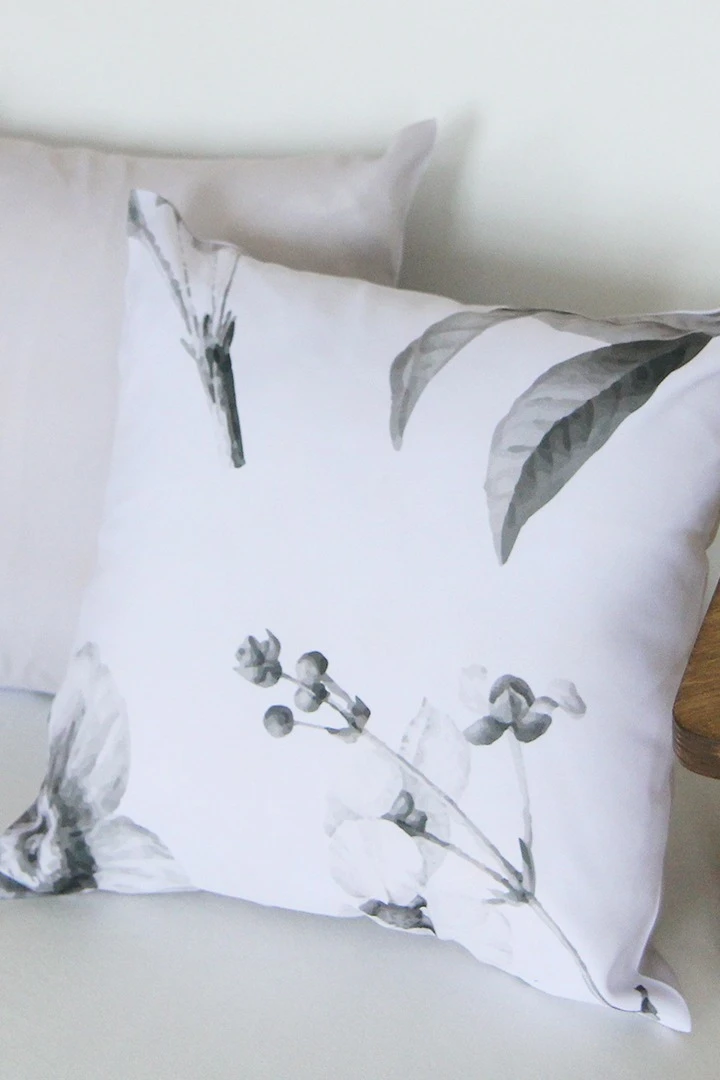 Купить подушку 35х35 см, с принтом "Monochrome" Купить подушку 35х35 см, с принтом "Monochrome"