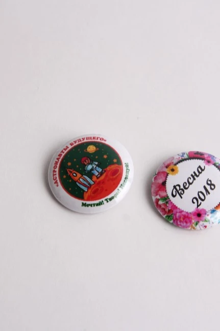Купить значок закатной диаметр 25 мм, с принтом "Astronauts of the future"