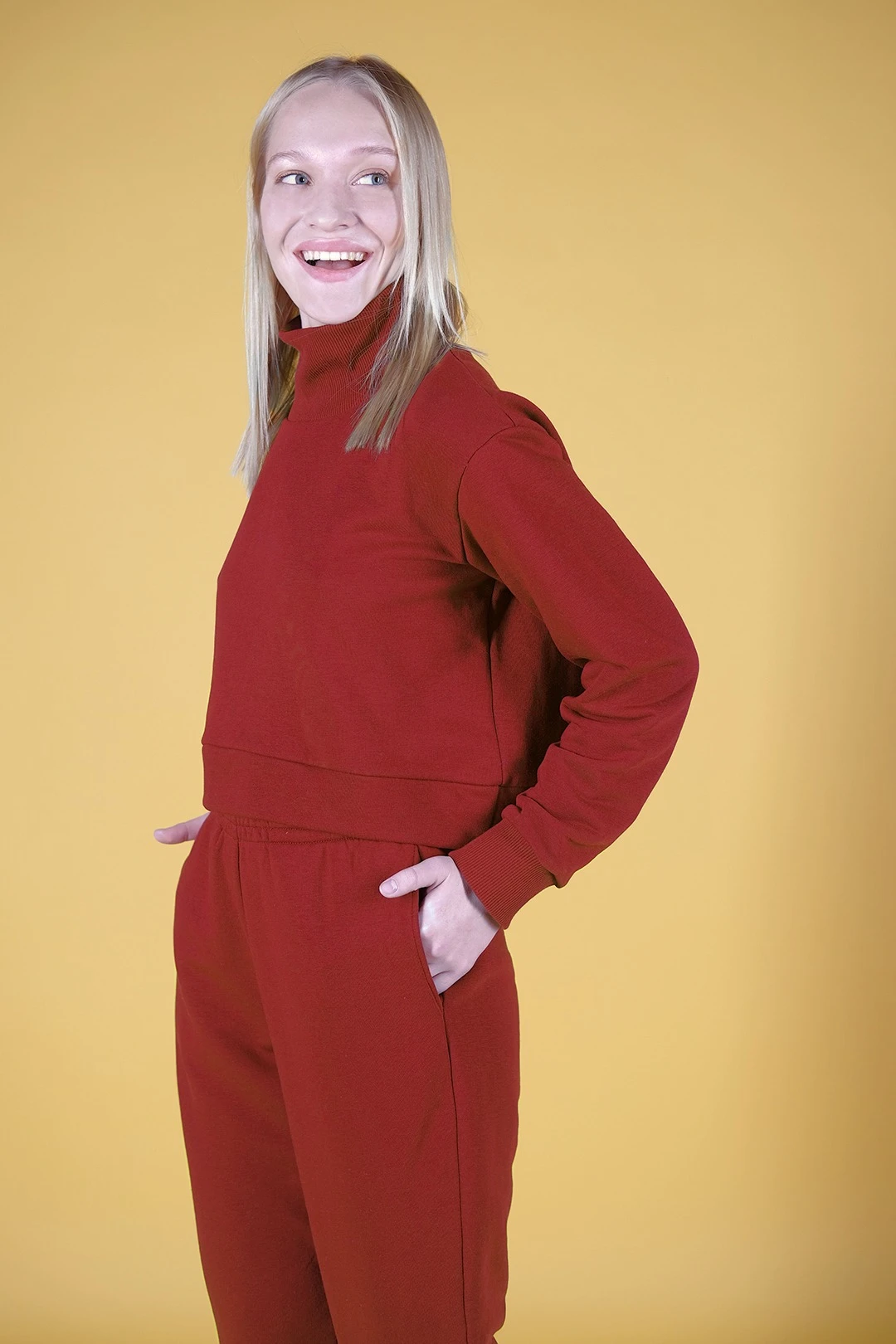 Купить брюки Хит из футера женские, однотонные красные