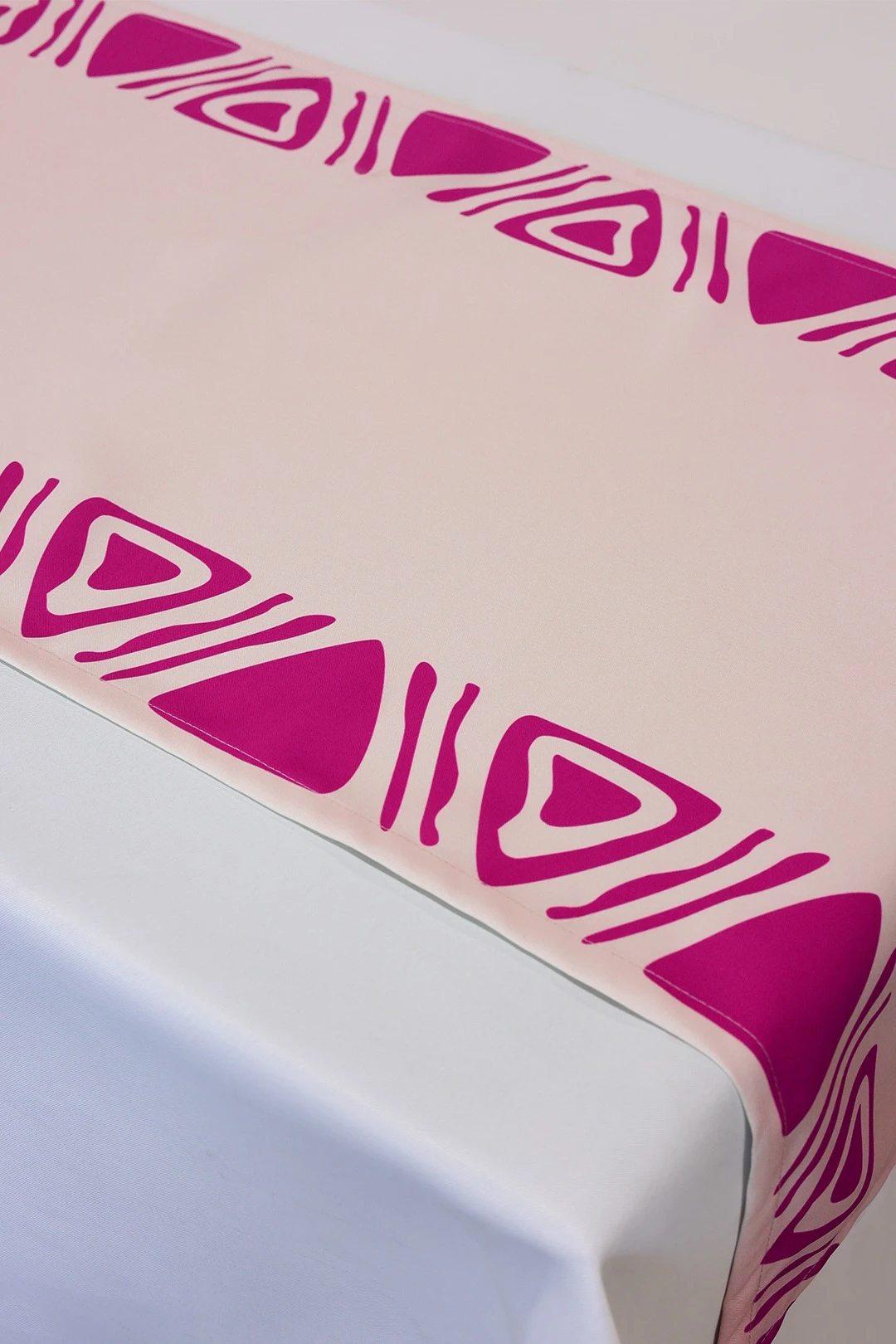 Раннер прямоугольный 40х150 см, с полной запечаткой (полиэстер) "Pink triangles"#2