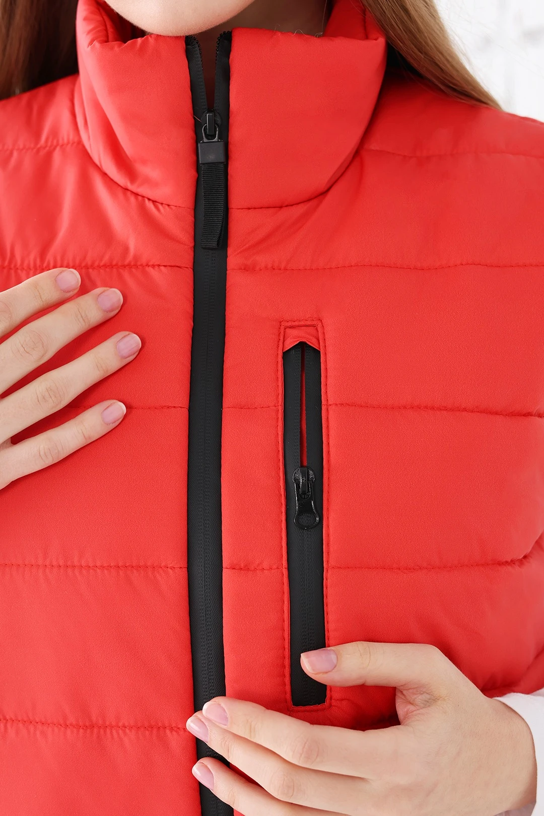 Жилет Эмбер на синтепоне со стежкой унисекс, однотонный красный#4