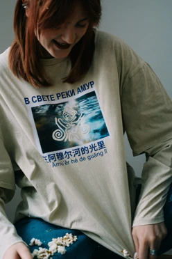 Купить лонгслив с авторским принтом В свете реки Амур