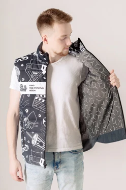 Купить жилет Бостон на синтепоне со стежкой унисекс, с полной запечаткой "Кино под небом"