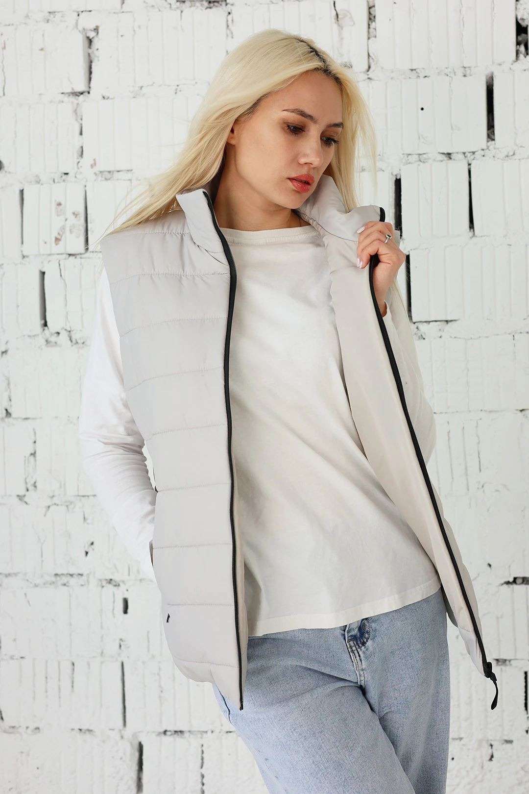 Купить жилет Эмбер на синтепоне со стежкой унисекс, однотонный молочный Купить жилет Эмбер на синтепоне со стежкой унисекс, однотонный молочный