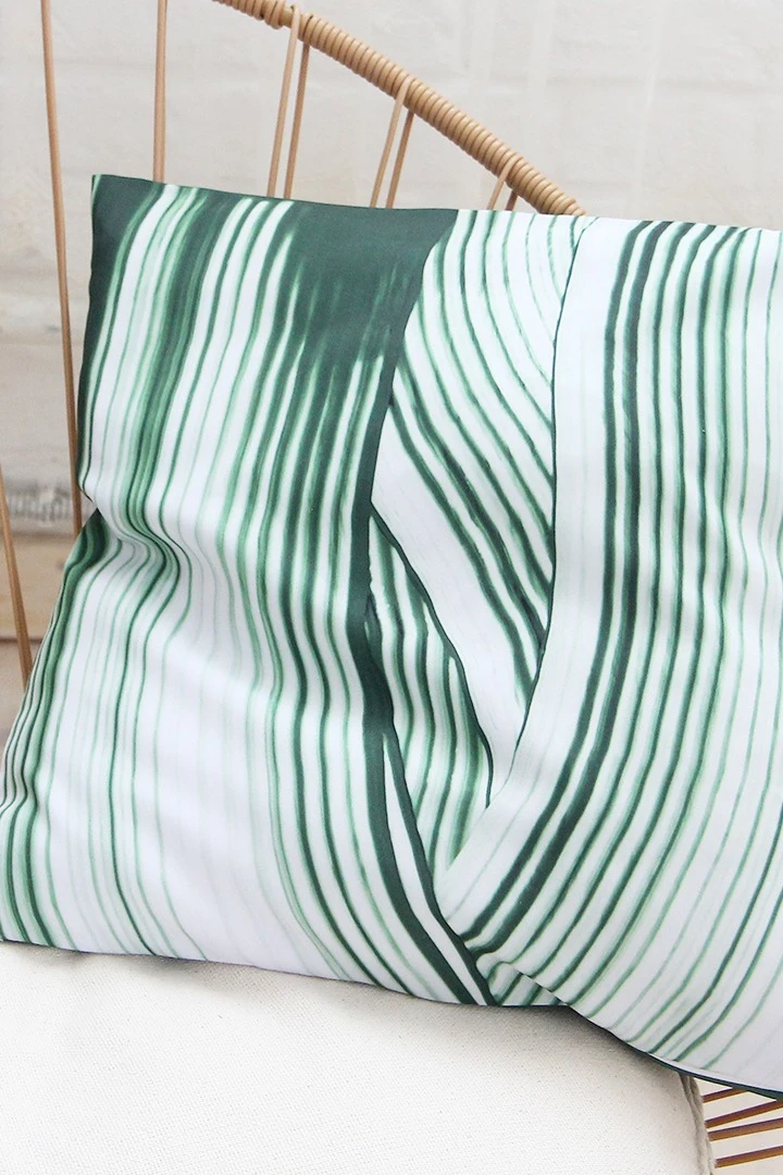 Купить подушку 50х50 см, с принтом "Emerald" Купить подушку 50х50 см, с принтом "Emerald"