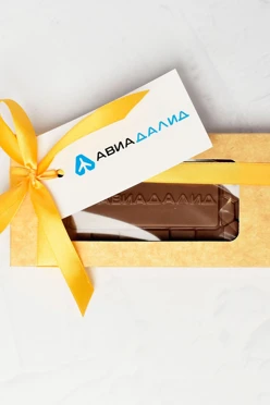 Купить шоколад с тиснением логотипа на плитке ручной работы 100 г в крафтовой коробке.