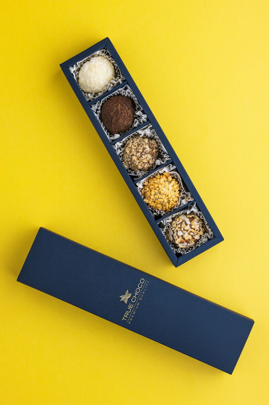 Набор трюфелей из бельгийского шоколада в подарочной коробке. Два вида трюфелей – «Классический» и «Коньячный» упакованы индивидуально в цветную фольгу. Коробка-шкатулка из плотного картона круглой формы отлично подойдёт для подарка по любому поводу. Цвет коробки можно изменить по Вашему желанию, также набор можно дополнить атласной лентой желаемого цвета.
Кол-во конфет в упаковке: 14