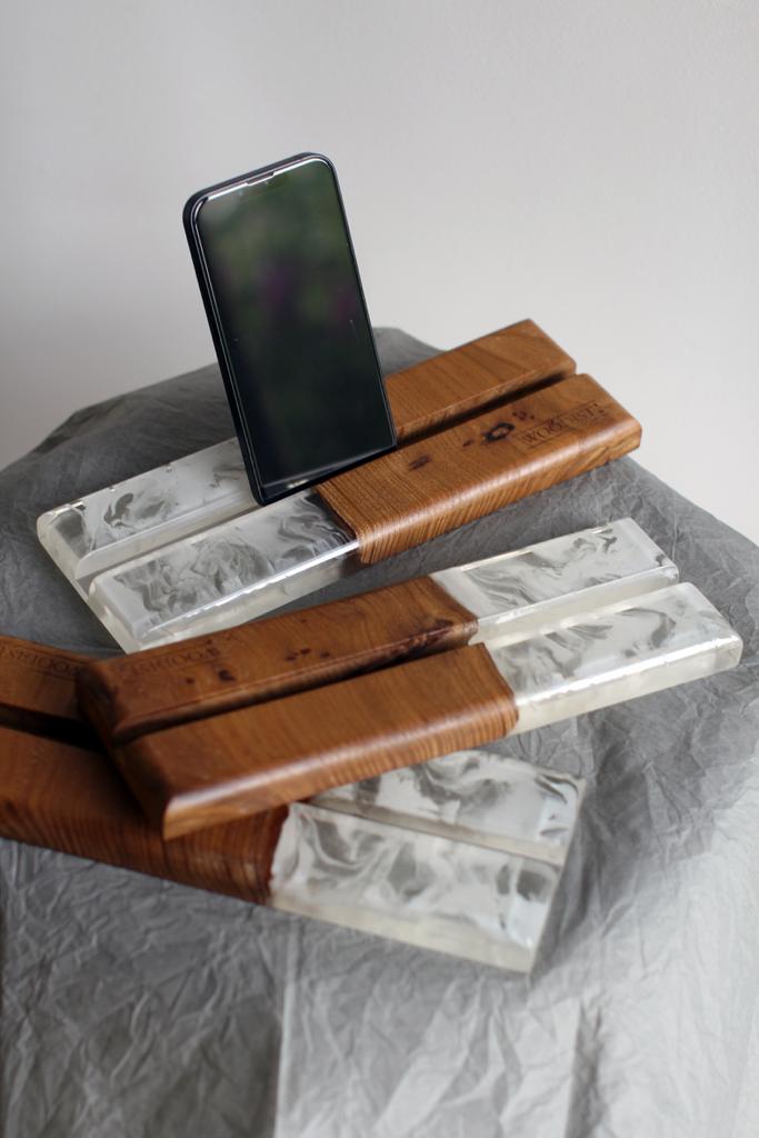 Магнитный держатель выполнен из древесины азиатского карагача и эпоксидной смолы
Материал основания - искусственный камень
Магниты устанавливаются стандартные для ножей до 300 гр
По желанию - устанавливаются усиленные магниты Магнитный держатель выполнен из древесины азиатского карагача и эпоксидной смолы
Материал основания - искусственный камень
Магниты устанавливаются стандартные для ножей до 300 гр
По желанию - устанавливаются усиленные магниты