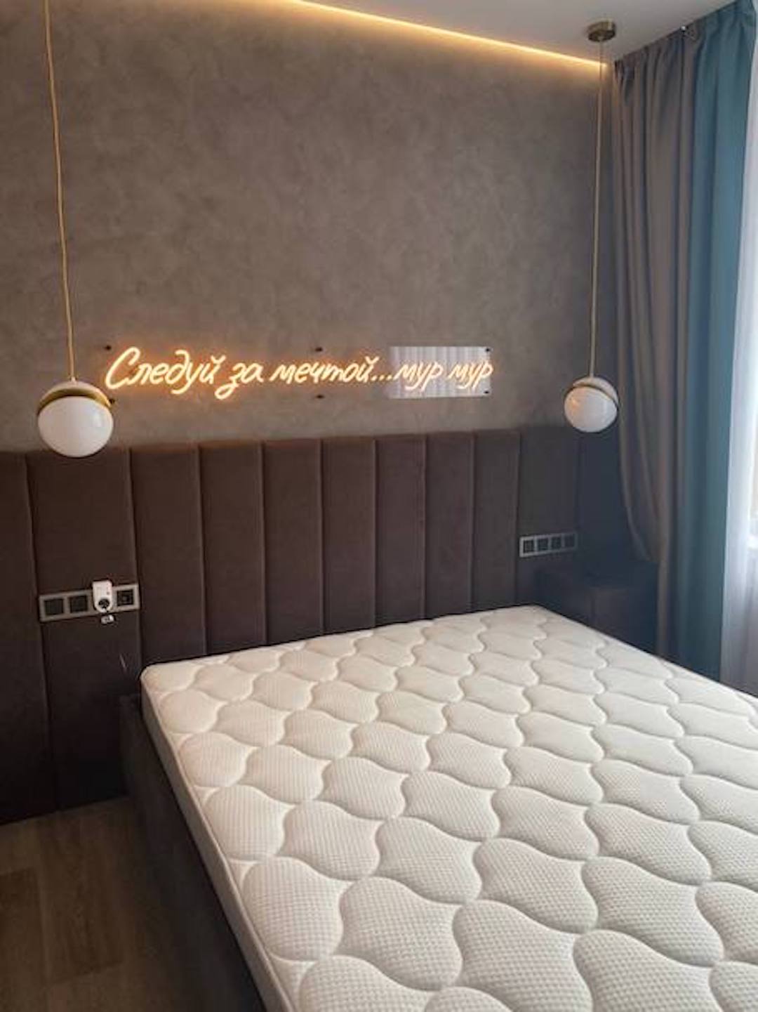 Любая надпись из неона на любой предмет интерьера.