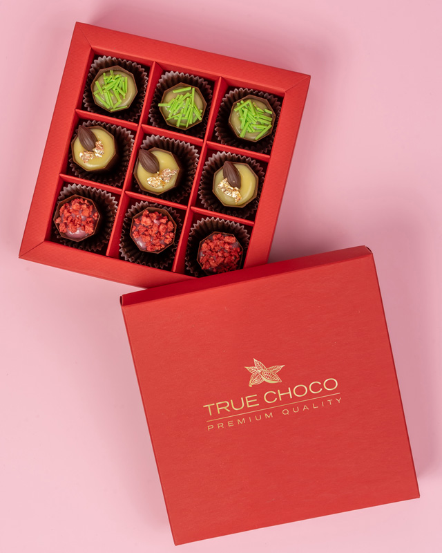 Можно ли дополнить классику? Мы ответим ДА! В этой коробке Вас ждёт любимое лакомство в трёх исполнениях! Традиционный «Чёрный трюфель», пряный «Трюфель с кайенским перцем» и согревающий «Трюфель с коньяком в белом шоколаде». Сравните все три!

Состав набора:
Трюфель классический
Трюфель с коньяком
Трюфель с кайенским перцем и сублимированной клубникой
Кол-во конфет в упаковке: 9