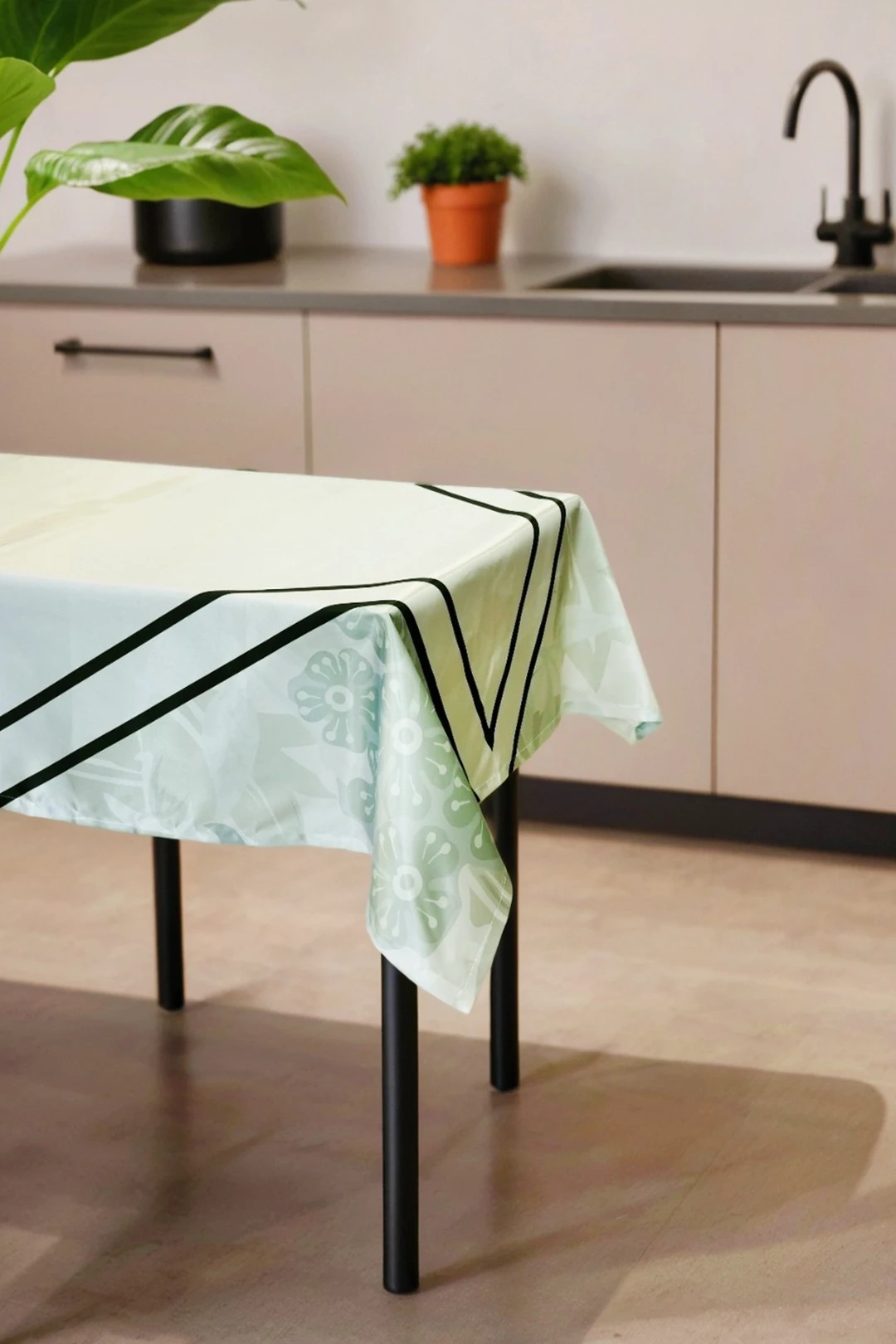 Купить скатерть прямоугольную 135х220 см, с полной запечаткой (полиэстер) "Floristics"