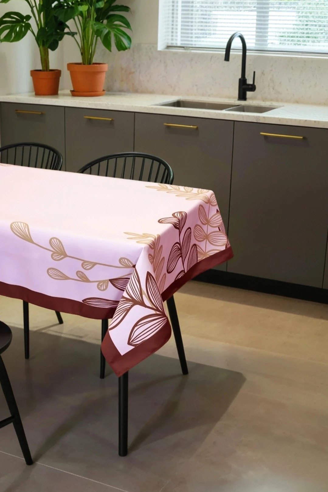 Купить скатерть прямоугольную 135х220 см, с полной запечаткой "Red trim" Купить скатерть прямоугольную 135х220 см, с полной запечаткой "Red trim"