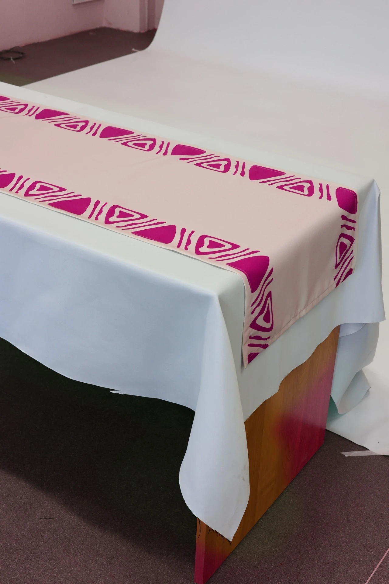 Купить раннер прямоугольный 40х150 см, с полной запечаткой "Pink triangles"