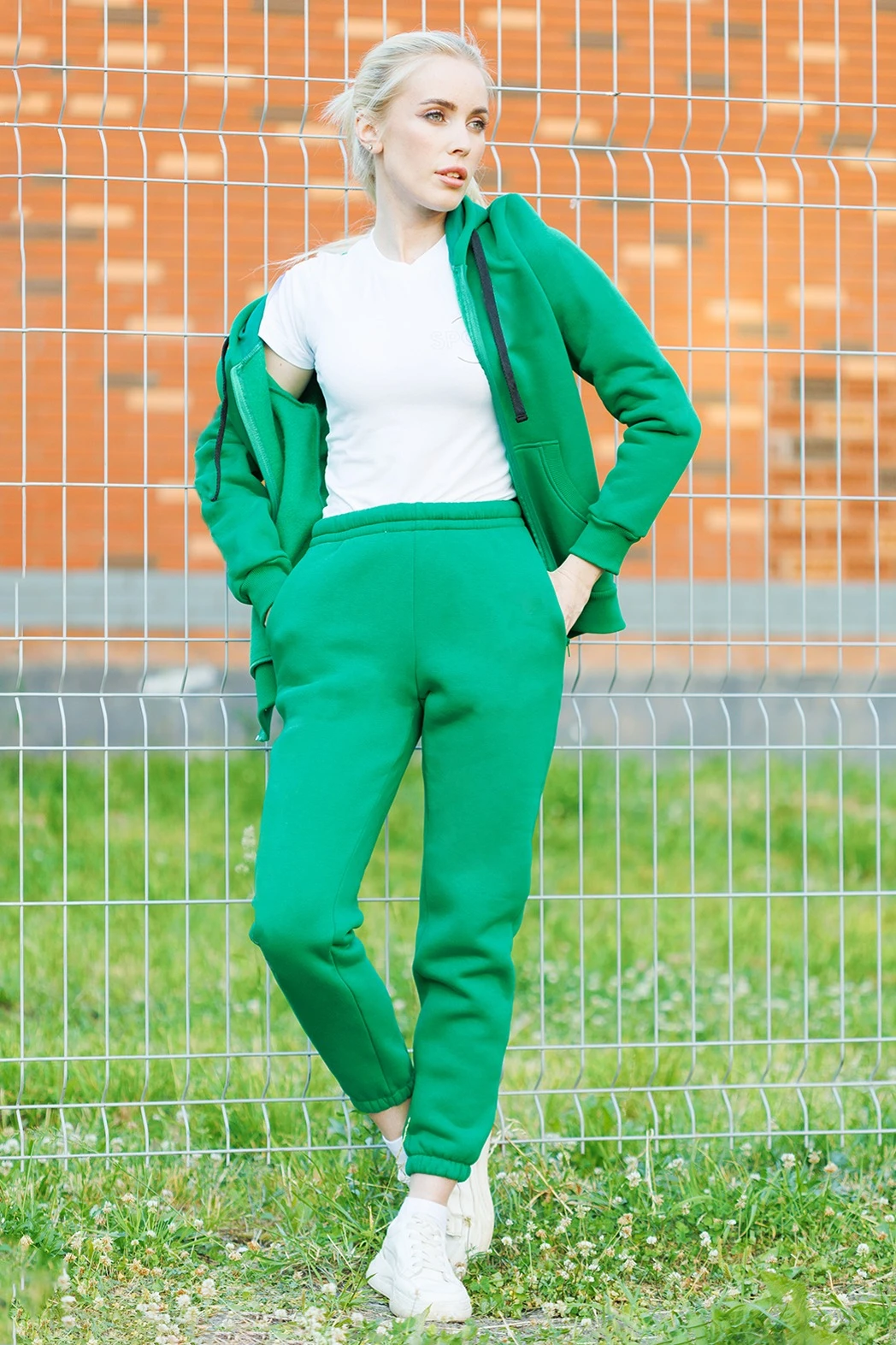 Купить брюки Хит из футера с начесом женские, однотонные зеленые