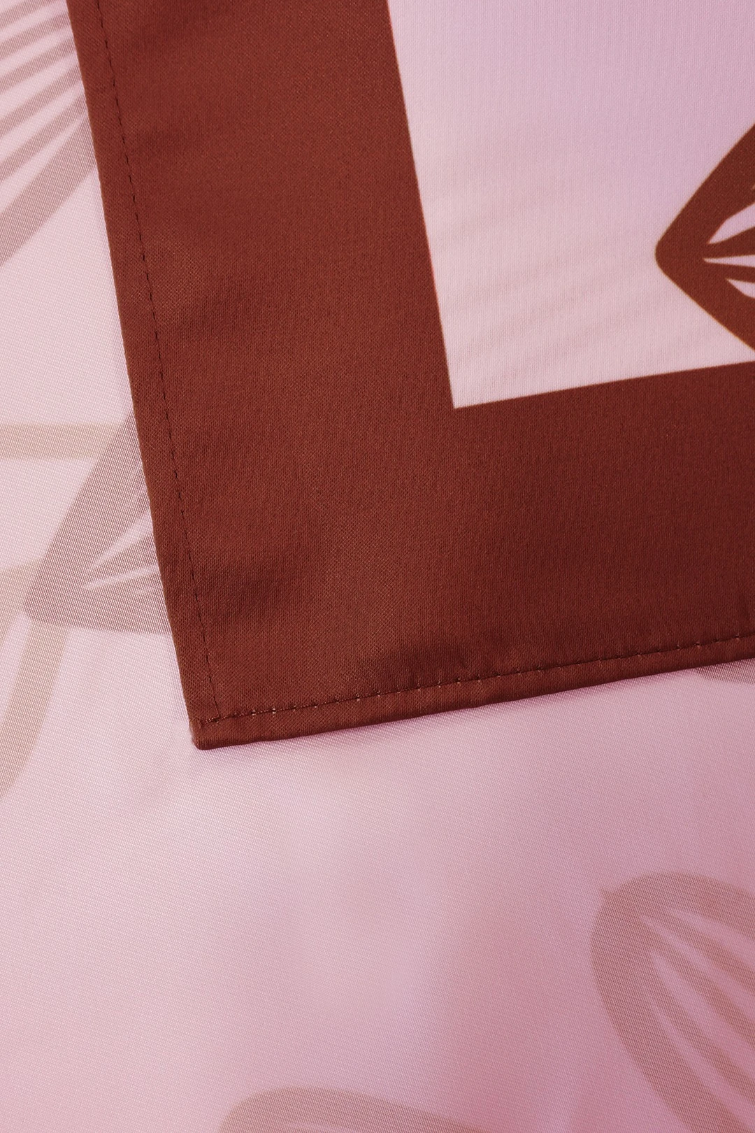 Скатерть прямоугольная 135х220 см, с полной запечаткой (полиэстер) "Red trim"#1 Скатерть прямоугольная 135х220 см, с полной запечаткой (полиэстер) "Red trim"#1