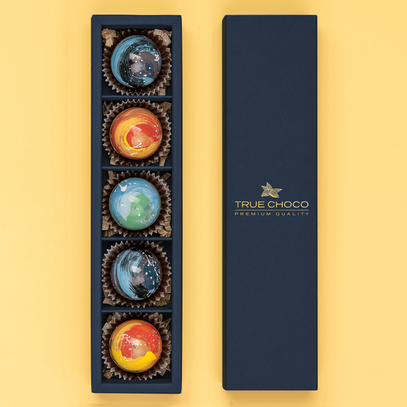 Невероятные обсыпные трюфели, вкусные и красивые. В этой коллекции пять вкусов: «Трюфель классический в какао», «Трюфель кокосовый», «Трюфель молочный в вафельной крошке», «Ореховый трюфель» и «Коньячный трюфель в воздушном рисе».
Кол-во конфет в упаковке: 5