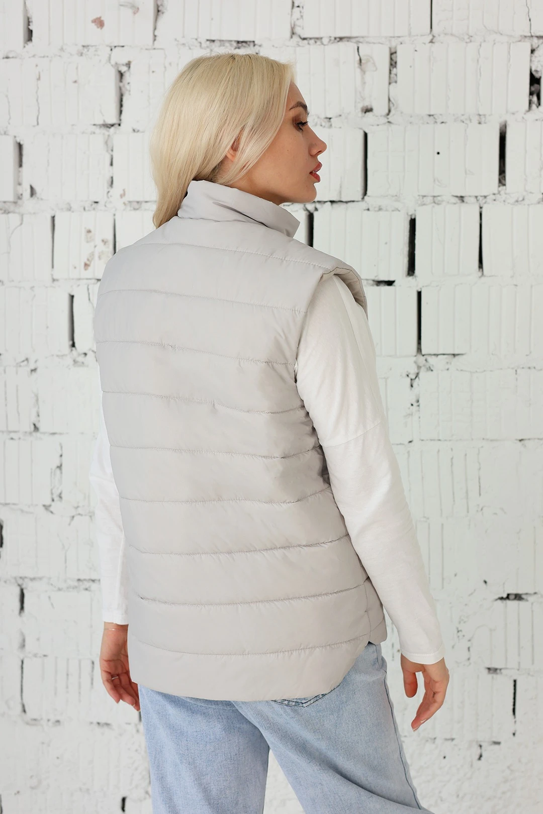 Жилет Эмбер на синтепоне со стежкой унисекс, однотонный молочный#1 Жилет Эмбер на синтепоне со стежкой унисекс, однотонный молочный#1