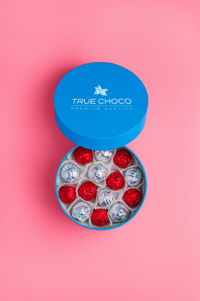 Есть ли что то общее между солью, коньяком, бергамотом, миндалём, карамелью и мёдом? Эти яркие вкусы отлично дополняют шоколад! Самые необычные сочетания ждут вам в этом наборе.

Состав набора:
Конфета с мёдом и печёным грецким орехом
Конфета «Бергамот»
Конфета с тёмным муссом и миндалём
Конфета с солёной карамелью и арахисом
Конфета с морской солью
Трюфель с коньяком в белом шоколаде
Кол-во конфет в упаковке: 12