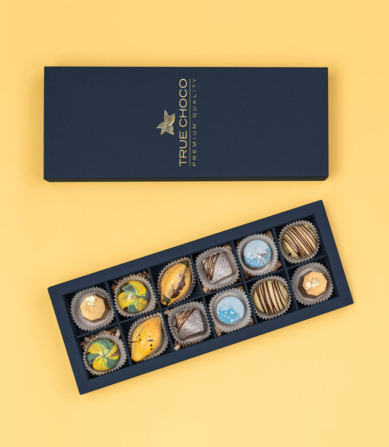 Самые яркие вкусы в одной коробке, от необычных сочетаний до неповторимой классики. Конфеты выполнены в четырёх разных техниках: обливные, корпусные, открытые и капсульные. Разнообразие вкусов для большой компании!

Состав набора:
Трюфель с коньяком в белом шоколаде
Трюфель с кайенским перцем и клубникой
Открытые конфеты «Маракуйя»
Открытые конфеты «Чай матча»
Корпусные конфеты с мёдом и печёным грецким орехом
Конфеты с муссом из молочного шоколада с миндалём
Конфеты «Галактика» с клюквенным муссом и ликером Jagermeister
Кол-во конфет в упаковке: 12