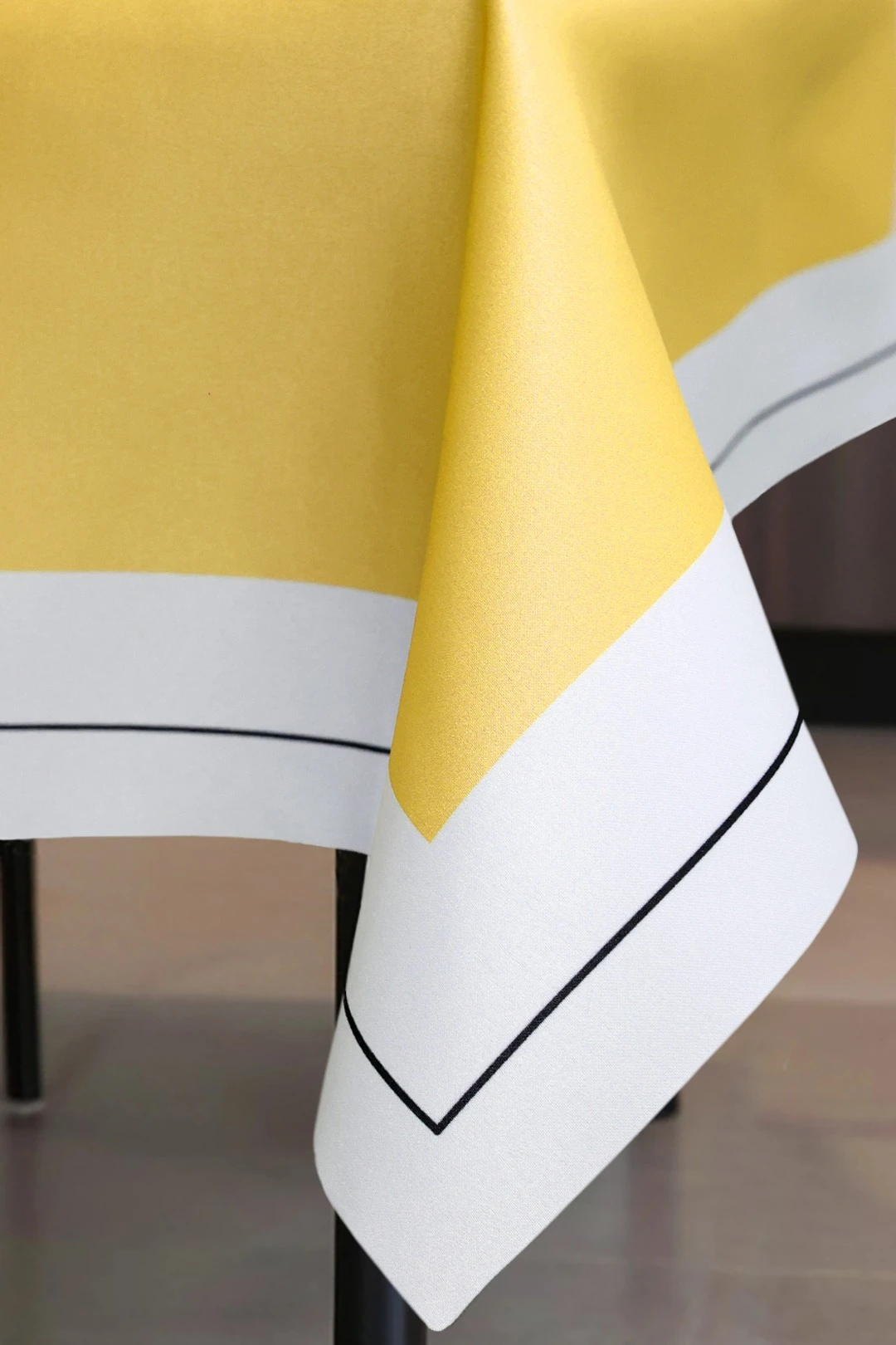 Купить скатерть квадратную 135х135 см, с полной запечаткой (полиэстер) "Fried eggs"