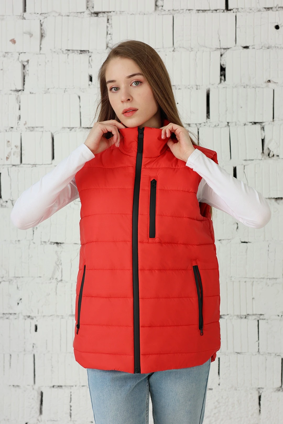 Купить жилет Эмбер на синтепоне со стежкой унисекс, однотонный красный