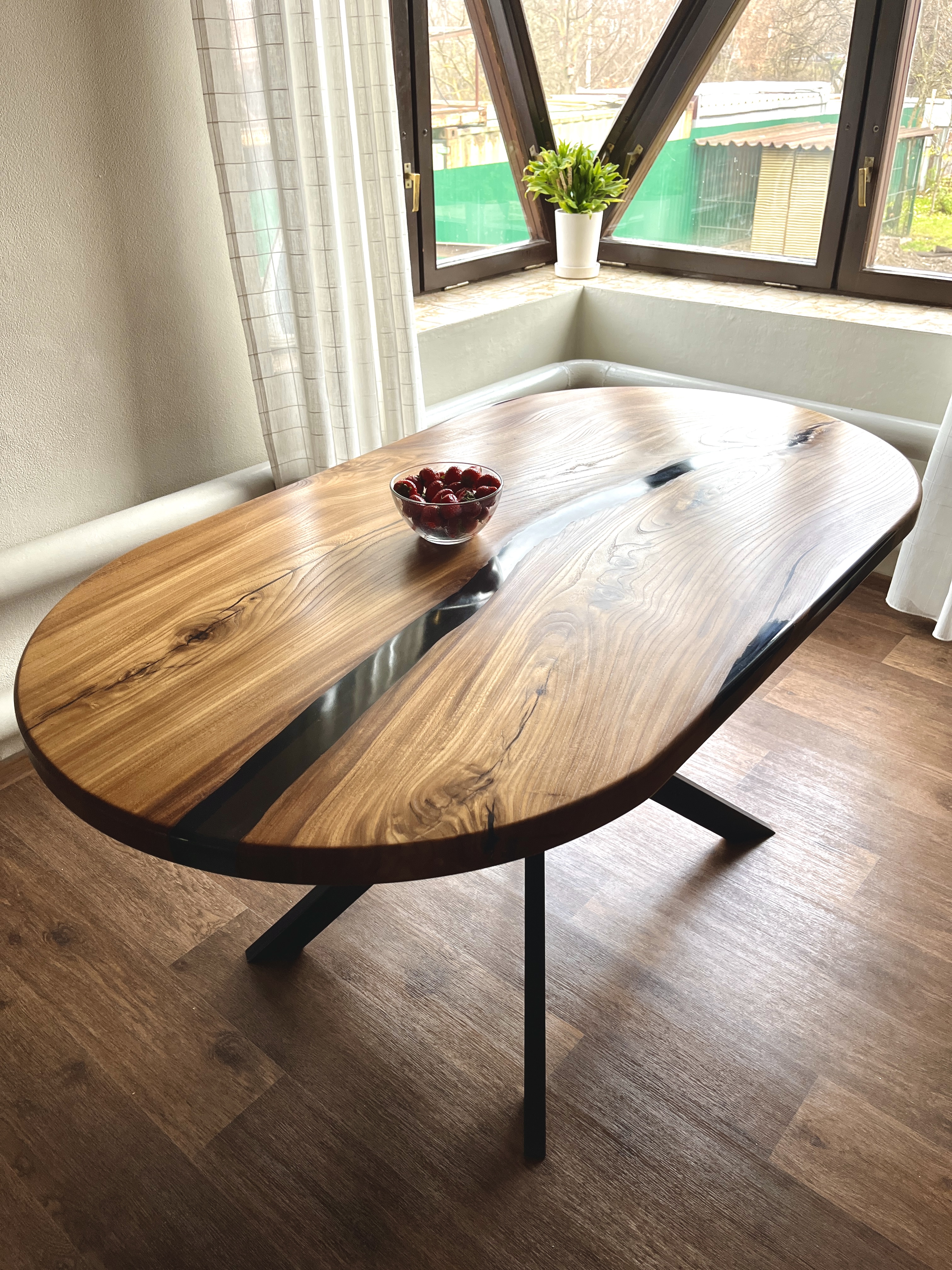 Стол состоит из 6-ти секций

Секции можно переставлять и составлять свои комбинации:
-Подкова
-Обеденный шестиугольный
- Отдельно стоящие столы
- Трапеция
и иные комбинации